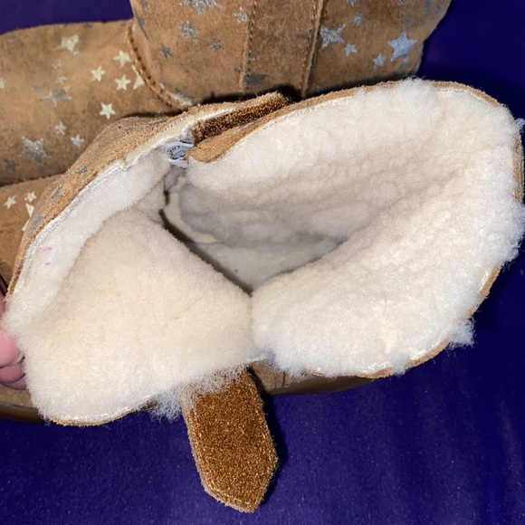 Toddler 12 tan silver stars ugg boots - Picture 3 of 6